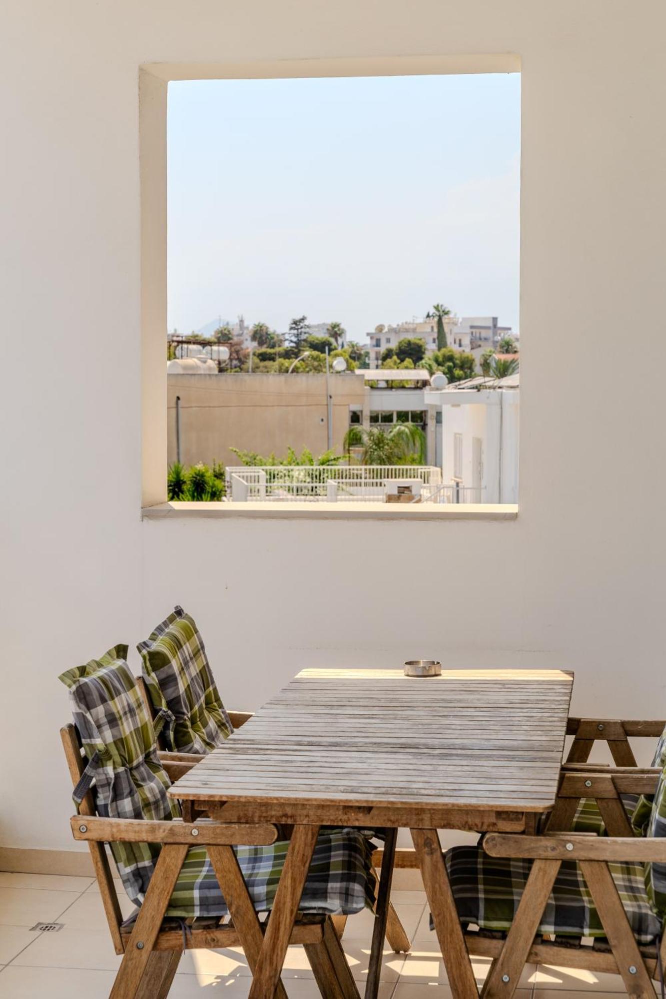 Blue Dawn Center Flat Lägenhet Larnaca Exteriör bild