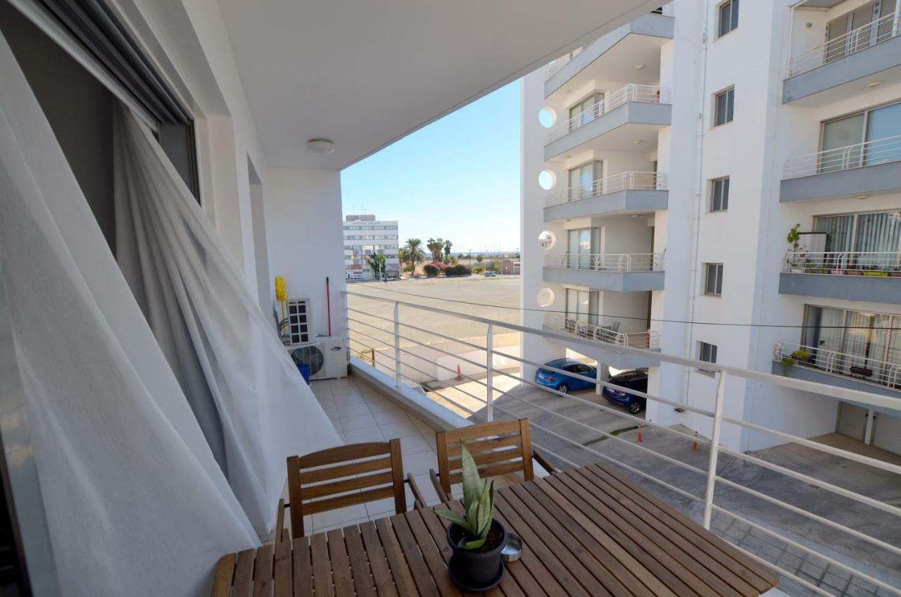 Blue Dawn Center Flat Lägenhet Larnaca Exteriör bild
